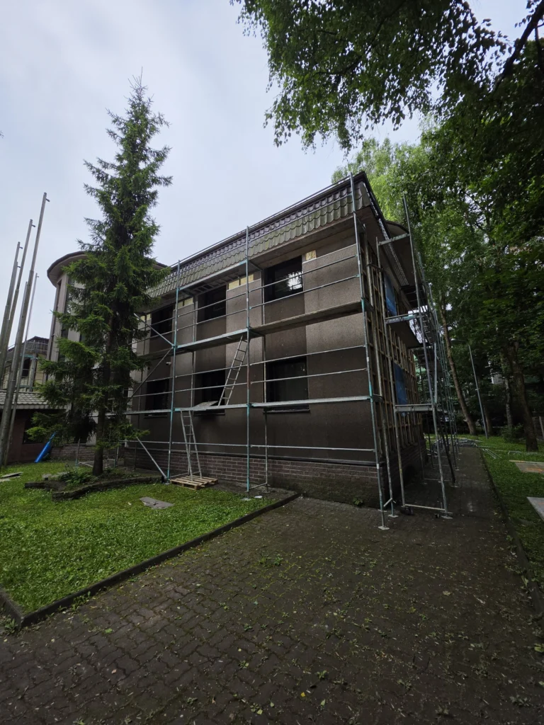 Erakooli fassaad pärast seinte soojustamist, fassaadiplaadid on tagasi paigaldatud