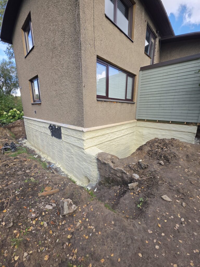 Krohvitud maja vundament soojustatud PUR vahuga, kaevik veel lahti