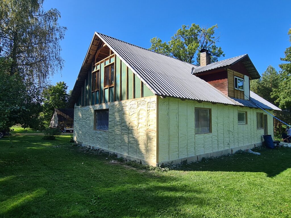 Vana maja seinad soojustatud PUR vahuga renoveerimisel