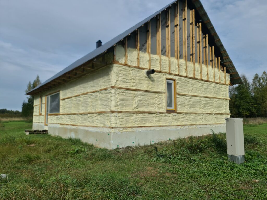 Maja sein soojustatud väljastpoolt PUR vahuga