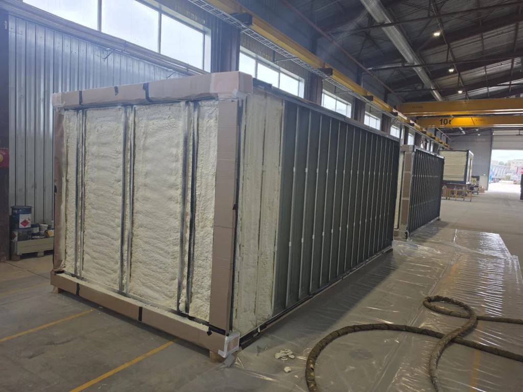 Mooduli otsasein ja külgsein pärast soojustamist Heatlok Shield vahuga