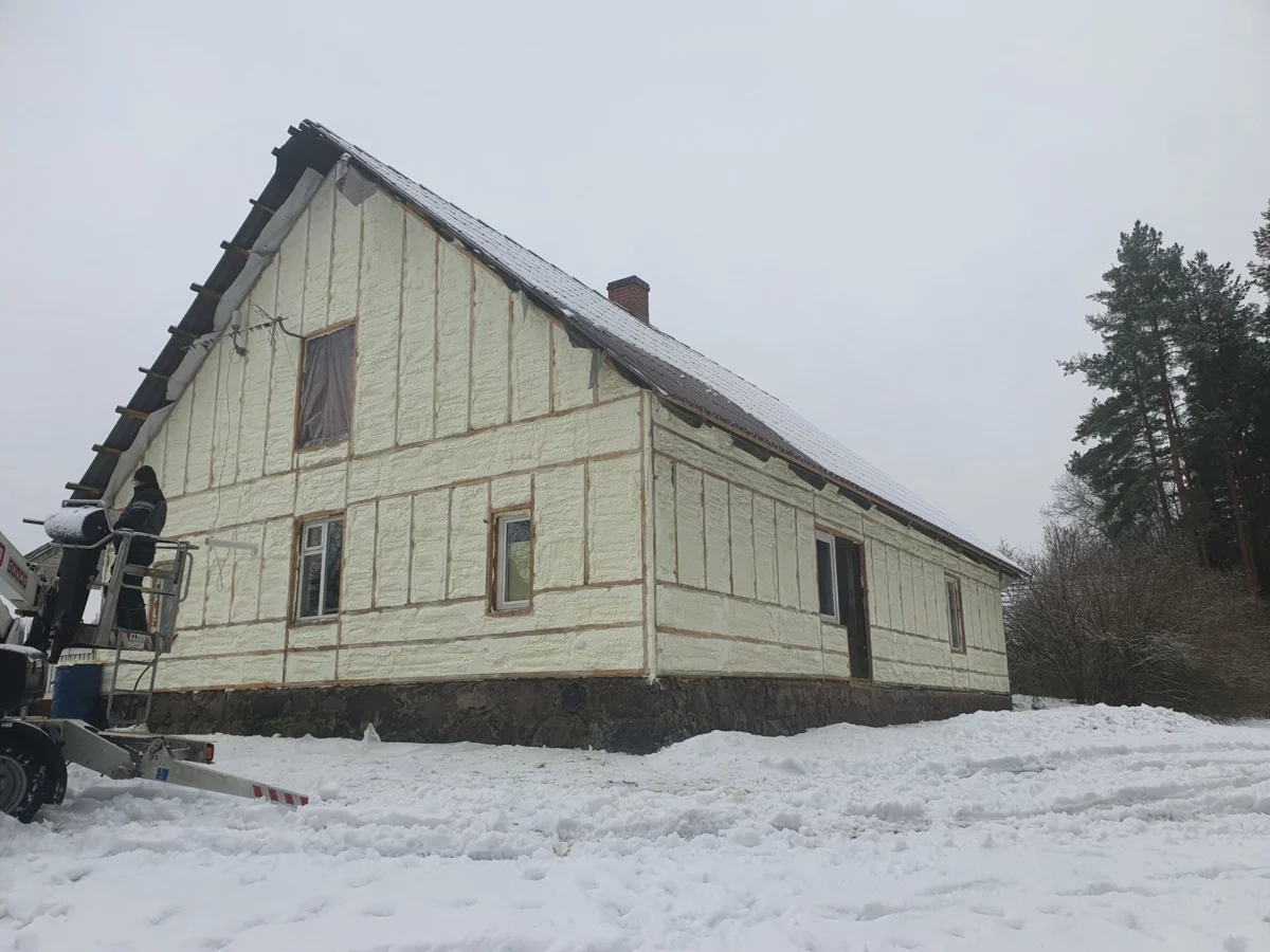 Maja välisseinte soojustamine PUR vahuga talvel